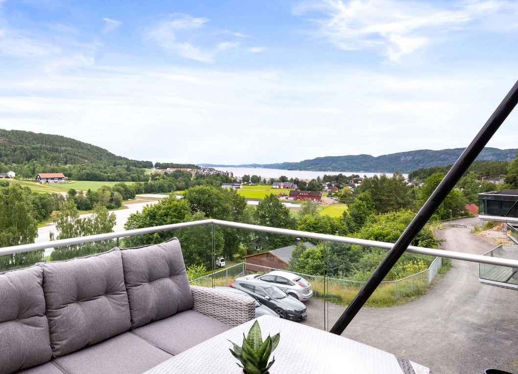 Leiligheten har en attraktiv belligenhet ved Skafjellåsen med flott utsikt over sandebukta og mot Nordre Jarlsberg Brygge